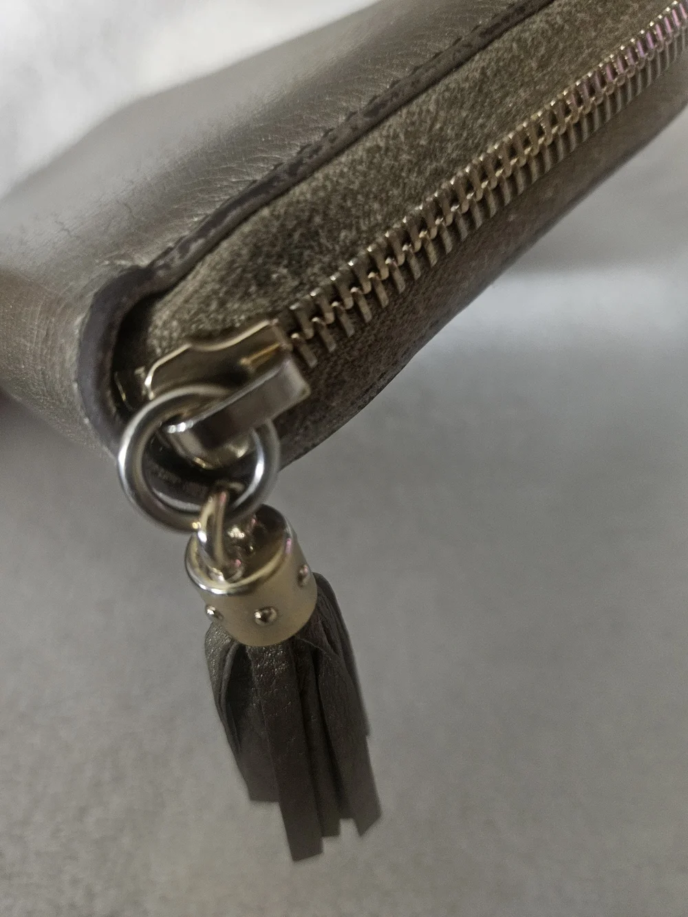 🩷❣️Authentic Gucci Metallic Silver Zip Around Wallet with Tassel - Preowned💝❤️